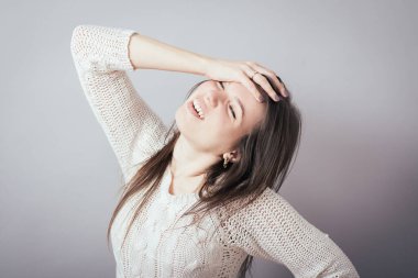 Gri arka planda umutsuzluk içindeki kız