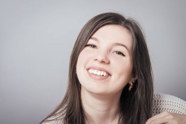 Kızım, gri arkaplanda portre