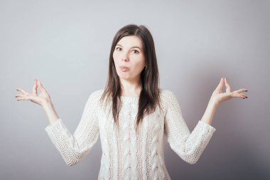 Kız gri arka plan üzerine meditasyon yapıyor.