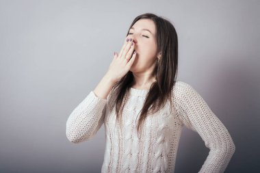 Kız esniyor ve esniyor