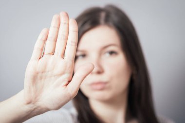 Gri arkaplanda kız duruşu gösterir