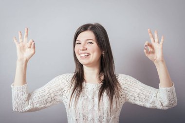 Kız gri arka planda iyi görünüyor