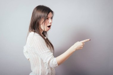 Kız birini işaret ediyor.