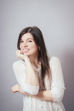 Kız, başını ellerinin üzerine koydu.