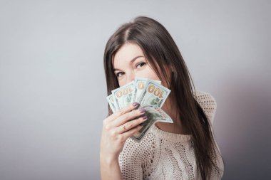 Gri arka planda parası olan kız