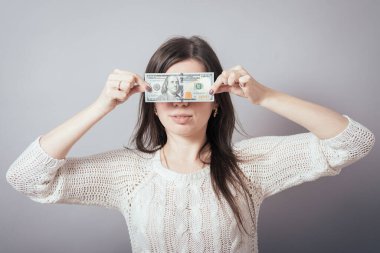 Gri arka planda parası olan kız