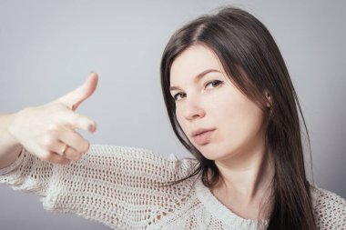 Kız sana parmağını gösteriyor.