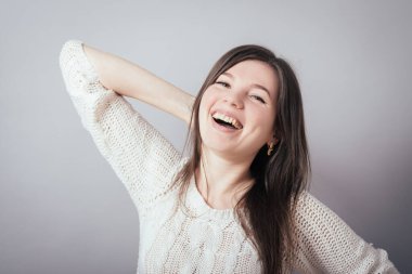 Gri arka planda gülen kız