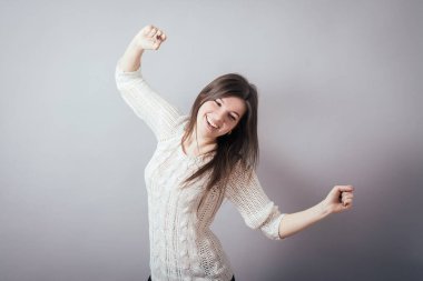 Gri arka planda dans eden kız