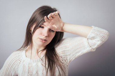 Gri arka planda kız baş ağrısı