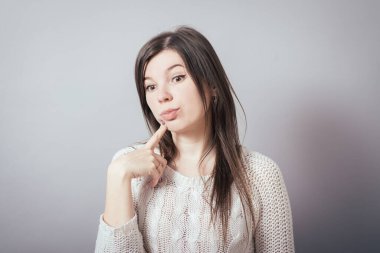 Gri arka planda düşünen kız