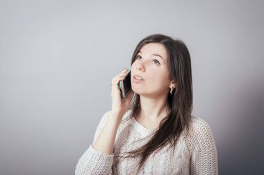 Telefonda konuşan genç kızın portresi koltukta oturuyor.