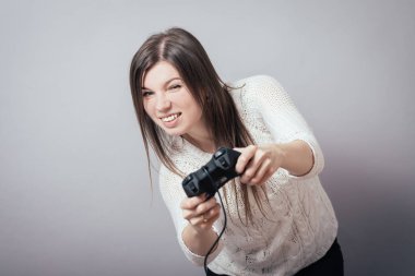 Oyun oynayan mutlu bir kadının fotoğrafı.