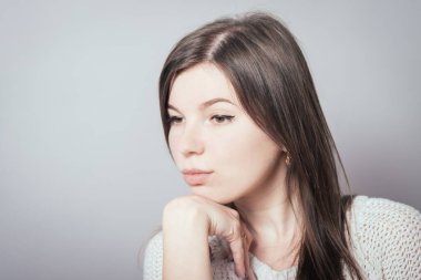 Kız elini kaldırdı.