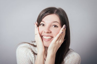 Gri arka planda hoş bir sürpriz