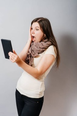 Kız mobil tablete bakıyor.