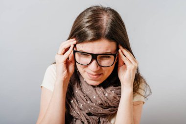 Gri arka planda gözlüklü kız