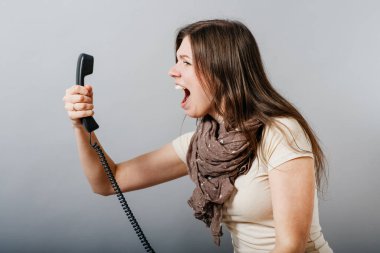 Kadın sabit hattan konuşuyor.