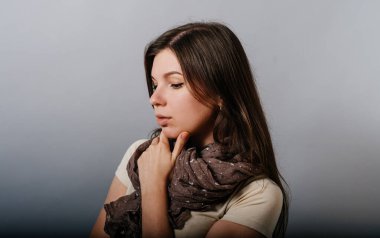 Kız gri arka planda düşündü