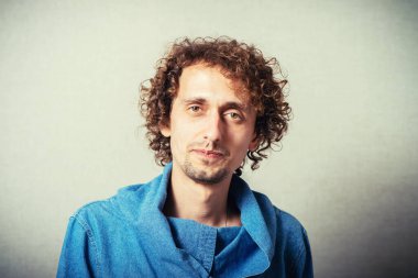 Gülümseyen bir adamın portresi