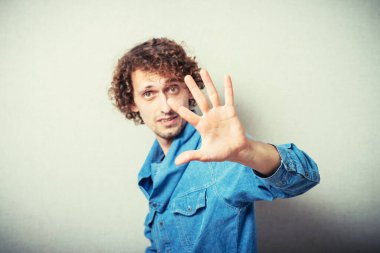 Stüdyoda dur işareti yapan adam