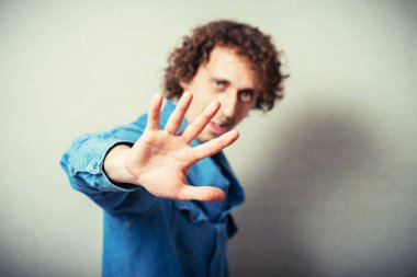 Stüdyoda dur işareti yapan adam