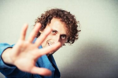 Stüdyoda dur işareti yapan adam