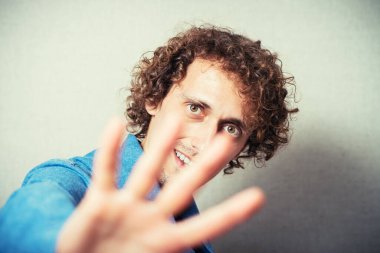 Stüdyoda dur işareti yapan adam