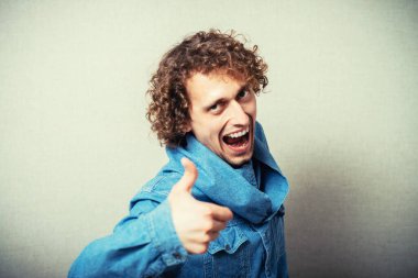 Başparmağı havada yakışıklı bir adam.