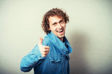 Başparmağı havada yakışıklı bir adam.