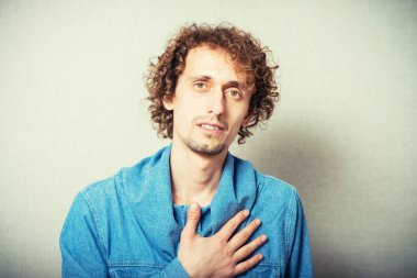 Genç adam göğsünde acı çekiyor.