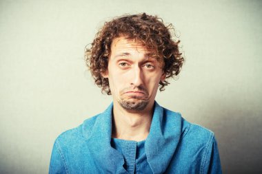 Üzgün bir gencin portresi.