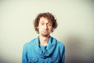 Üzgün bir gencin portresi.