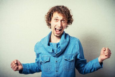 Genç adam favori takımının zaferini kutluyor..