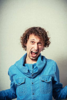 Genç adam favori takımının zaferini kutluyor..