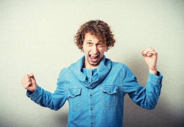 Genç adam favori takımının zaferini kutluyor..