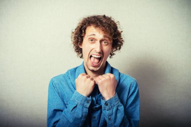 Genç adam favori takımının zaferini kutluyor..