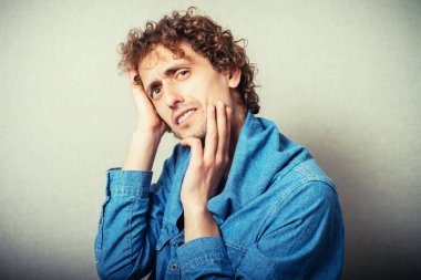 Gri Arkaplanda Mutsuz Adam Portresi