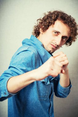 Genç adam savaşmaya hazır.