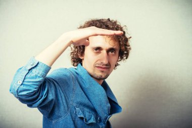 Adam geleceğe bakıyor. 