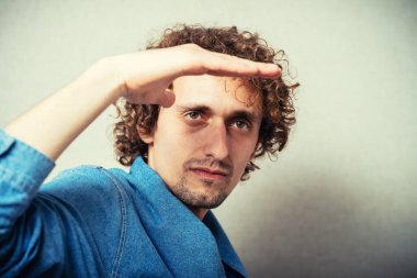 Adam geleceğe bakıyor. 