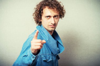 Hayali bir düğmeye basan adam