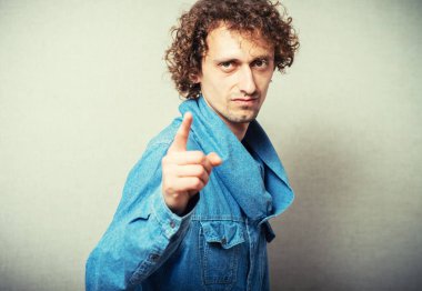 Hayali bir düğmeye basan adam