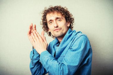 Çekici adam alkışlıyor.