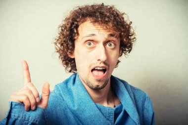 Daha yeni bir fikir bulan zeki, hayal kuran genç bir adamın yakın plan portresi. Olumlu duygu yüz ifadesi duygu, tutum, algı, vücut dili