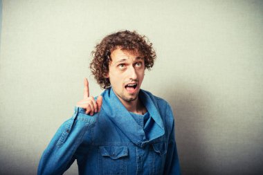 Daha yeni bir fikir bulan zeki, hayal kuran genç bir adamın yakın plan portresi. Olumlu duygu yüz ifadesi duygu, tutum, algı, vücut dili