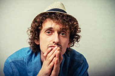 Gri arka planda dua eden bir adam