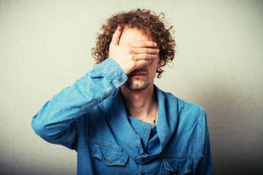 Gri Arkaplanda Gözünü Kapayan Bir İşadamının Portresi