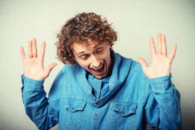 Savunmadaki korkmuş adam el kol hareketi yapıyor.