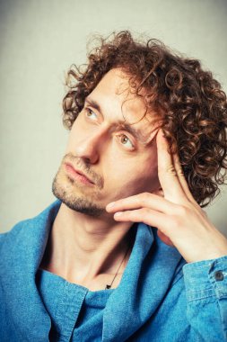 Gri arka planda düşünen adam